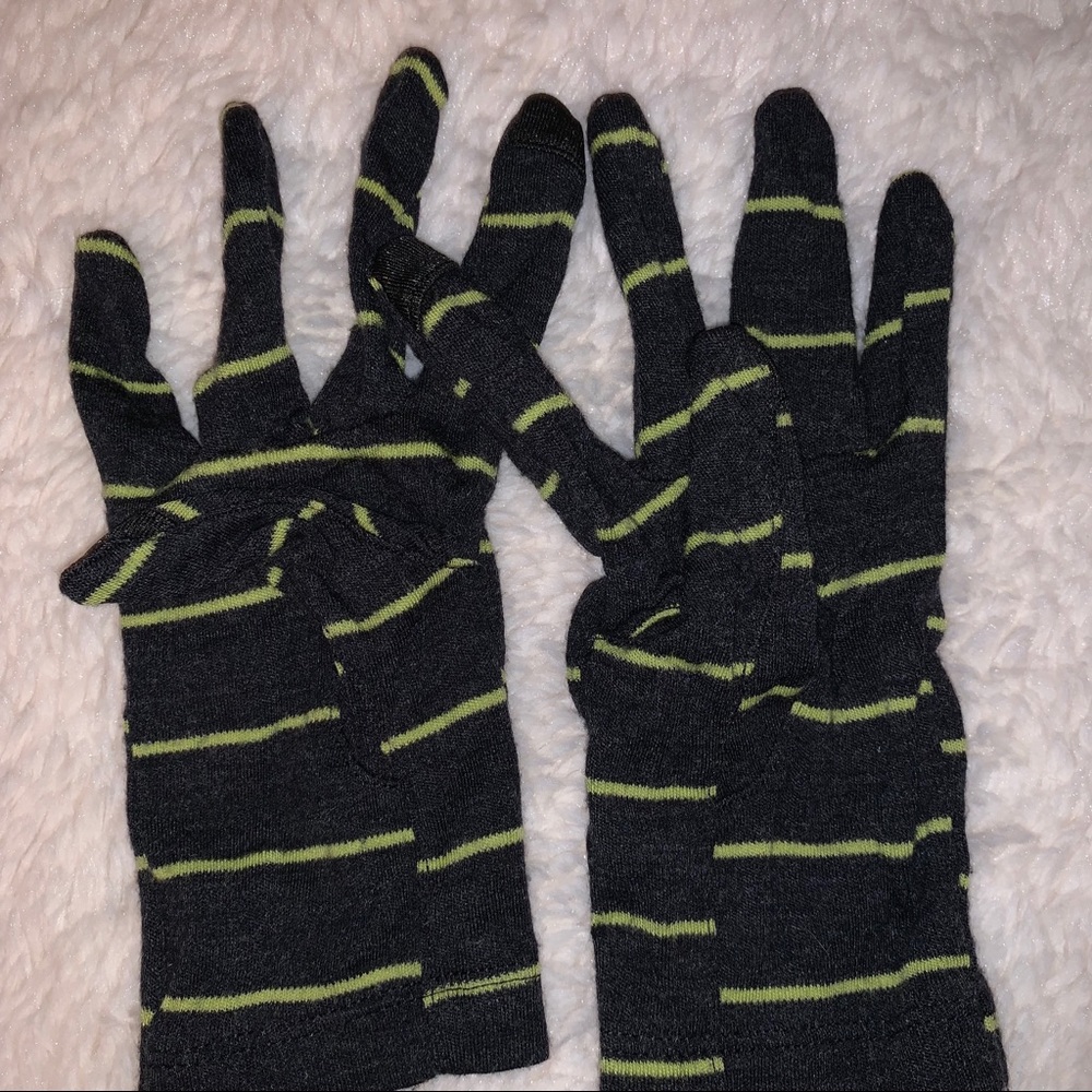 Smart wool running gloves